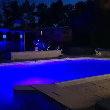 Prázdninový dům Maison Charmante A Avec Piscine Partagee *