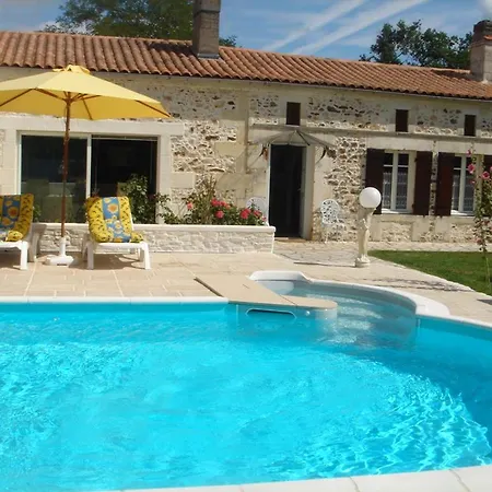 Prázdninový dům Maison Charmante A Avec Piscine Partagee *