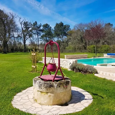 Сasa de vacaciones Maison Charmante à Bussac-forêt Avec Piscine Partagée Bussac-Foret