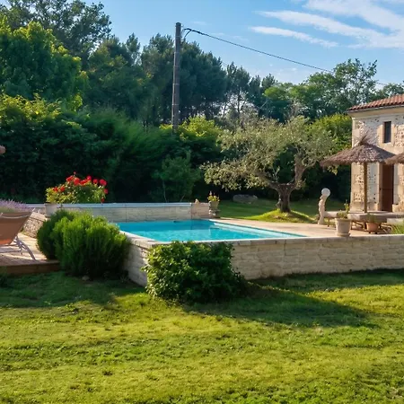 Maison Charmante à Bussac-forêt Avec Piscine Partagée *