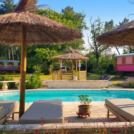 Сasa de vacaciones Maison Charmante à Bussac-forêt Avec Piscine Partagée Bussac-Foret