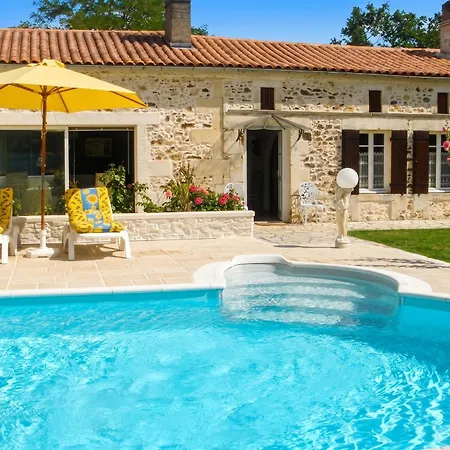 Сasa de vacaciones Maison Charmante à Bussac-forêt Avec Piscine Partagée *