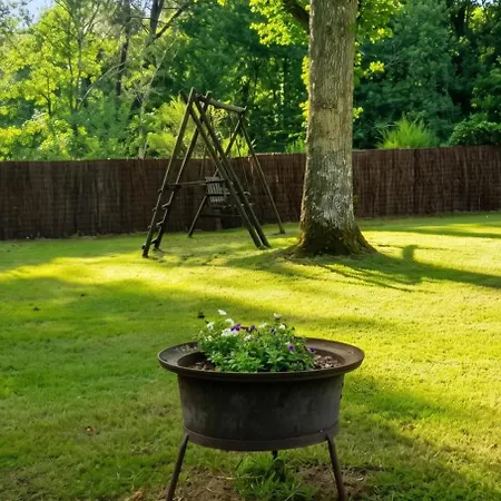Сasa de vacaciones Maison Charmante à Bussac-forêt Avec Piscine Partagée