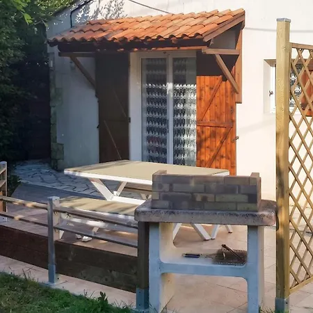 Сasa de vacaciones Maison Charmante à Bussac-forêt Avec Piscine Partagée *