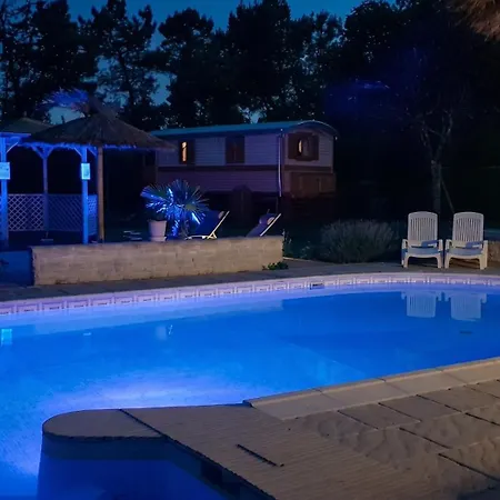 Maison Charmante à Bussac-forêt Avec Piscine Partagée Сasa de vacaciones
