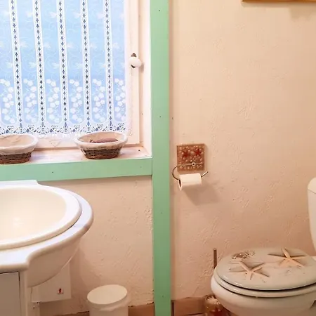 Сasa de vacaciones Maison Charmante à Bussac-forêt Avec Piscine Partagée