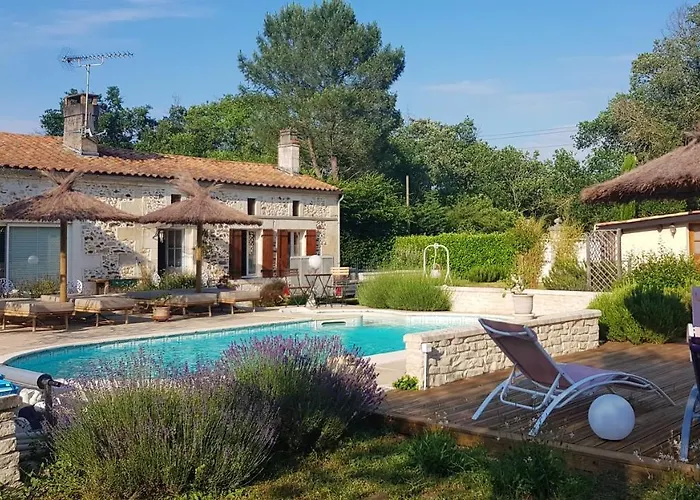 Maison Charmante à Bussac-forêt Avec Piscine Partagée Сasa de vacaciones